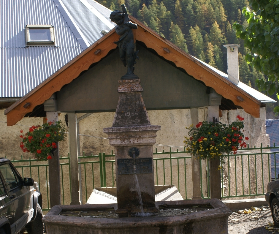 Fontaines et lavoirs Mairie d'Aiguilles